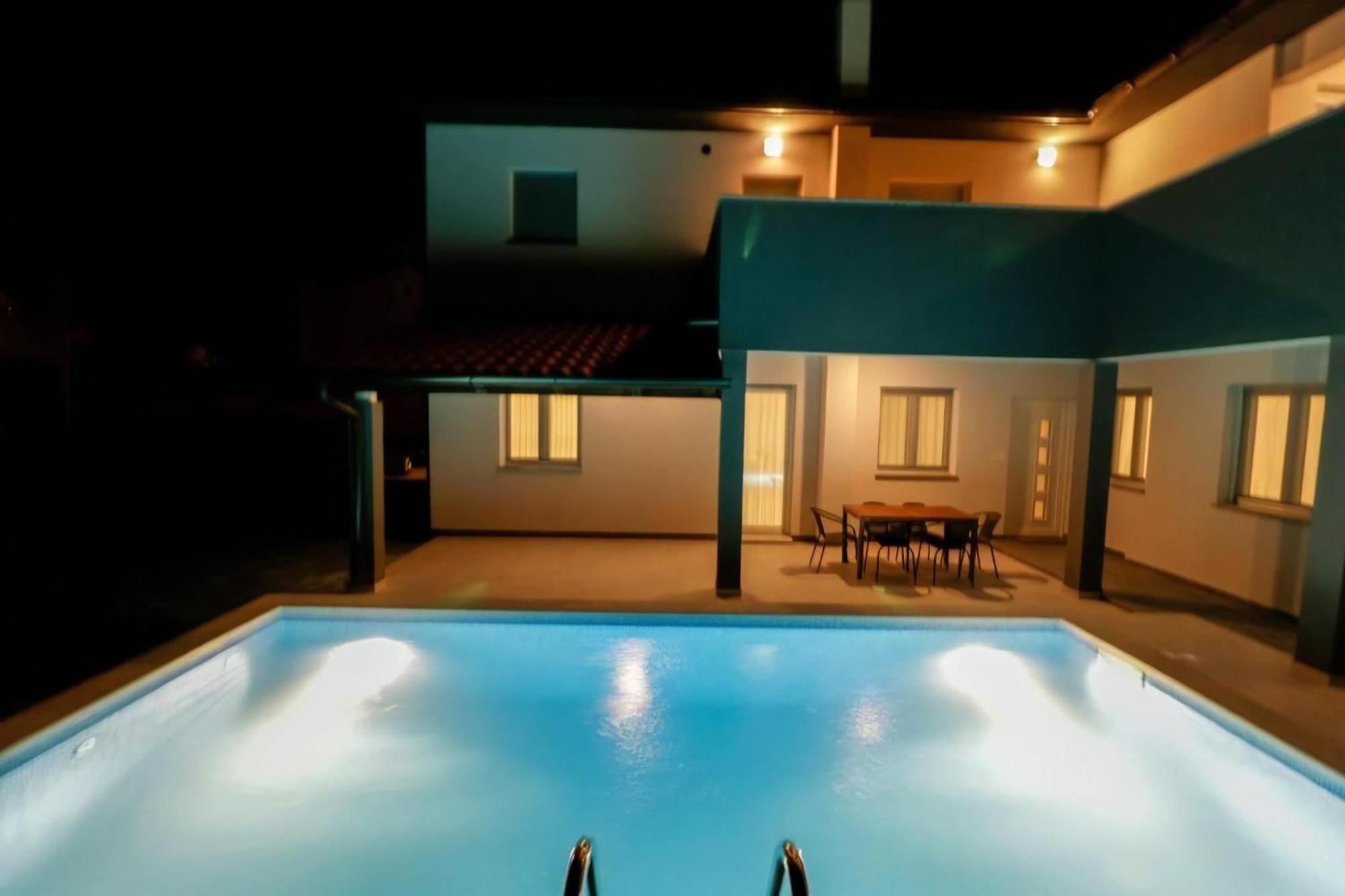 Villa Pikula Ferienwohnung Mit Gemeinsamem Pool Štinjan Exterior foto